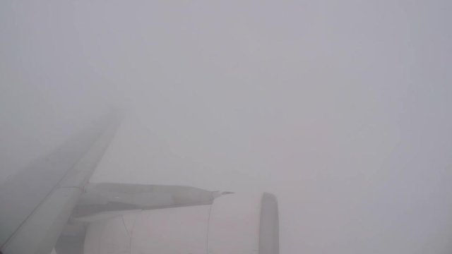 avion de ligne sort des nuages