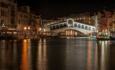 Fototapeta na wymiar Ponte di Rialto by night