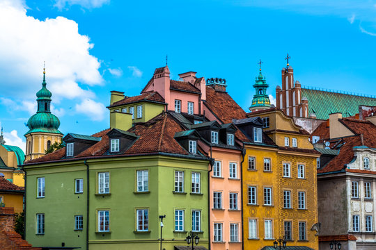 Fototapeta Colorful houses in the old town in Warsaw at the castle square. Sunny summer day with a blue sky. Horizontal photo.