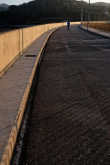 Puente superior de un Pantano con una persona caminando