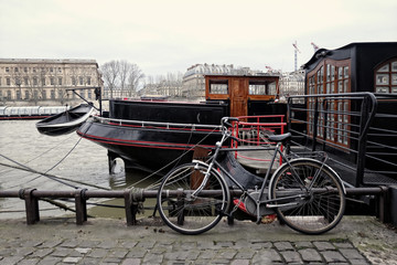 Fototapeta na wymiar Embarcacion y bicicleta