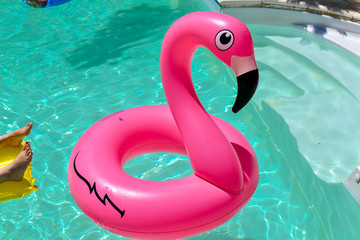 Bouée flamant rose piscine © Chopard Photography