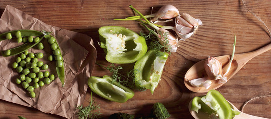 овощи и фрукты зелёного цвета лежат на столе из дерева  © Anna81