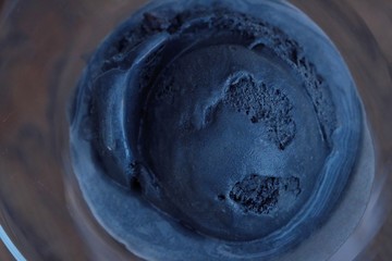 Black California ice cream with prunes 