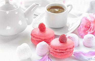 Macaroni with raspberries, marshmallows and kettle with a Cup of hot tea. Close-up.