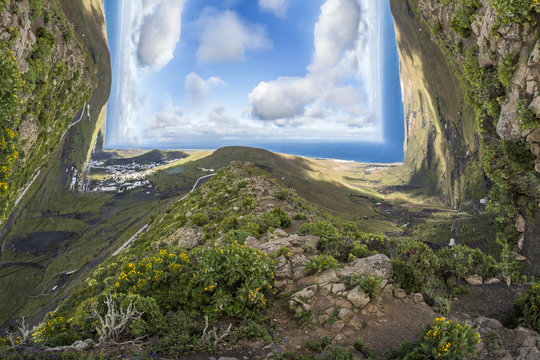 distorsione della realtà tra le colline a Nord dell' isola di Lanzarote. Lo spazio si sviluppa su 3 dimensioni. Al centro dell'immagine si vede l'oceano atlantico.
