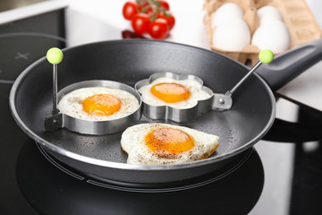 Cooking of sunny side up fried eggs in frying pan