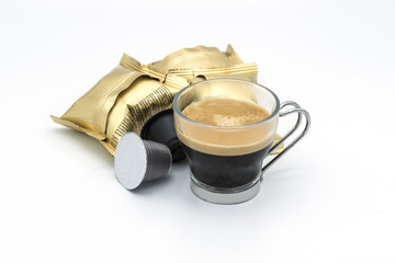 Capsule confezionate e tazzina di caffè