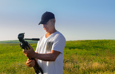 Photograph prepare son materiel dans un champs.