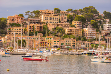 Naklejka premium Puerto de Soller, Port of Mallorca island in balearic islands, Spain. Beautiful beach and bay with boats in clear blue water of summer day.