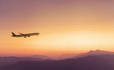 Papier Peint photo Avion fond de concept de voyage, avion dans le ciel du coucher du soleil, vol international