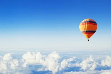 Foto auf Acrylglas Ballon Inspiration oder Reisehintergrund, über den Wolken fliegen, bunter Heißluftballon im blauen Himmel