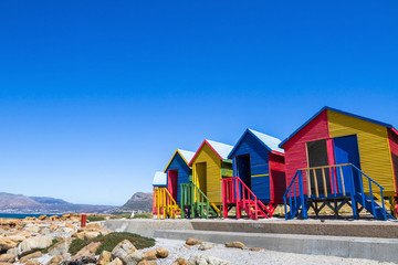 Fototapeta premium kolorowe domy na plaży w Kapsztadzie w RPA