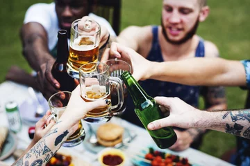 Selbstklebende Fototapete Bar Group of diverse friends celebrating drinking beers together