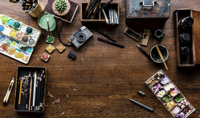 Fototapeta Aerial view of artistic euqipments painting tools on wooden table obraz