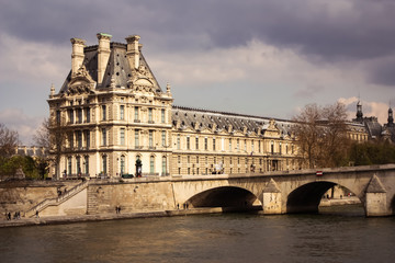 Obraz premium Grand Paris building seen from the Seine