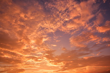 美しく染まる雲の背景イメージ