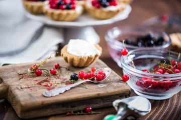 Making black and red currant tart with cottage cheese