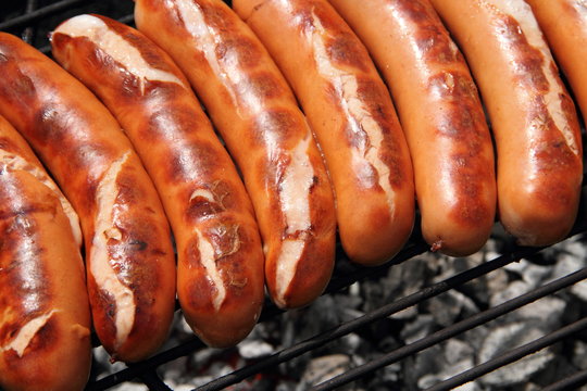 W&uuml;rstchen auf dem Holzkohlegrill