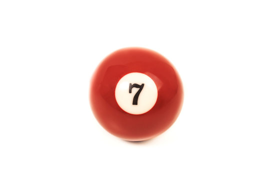 Bola de billar número 7 sobre fondo blanco aislado. Vista de frente