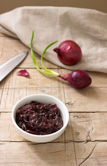 Onion marmalade, red onion and knife
