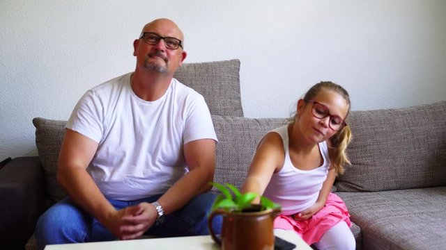 Tochter holt Fernbedienung vor, Vater stimmt zu, Ghettofaust als Symbol - nutzbar als Intro, Ansage u.&auml;. 