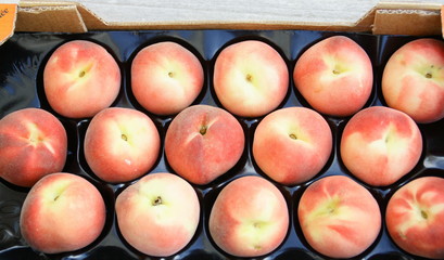 cageot de pêches blanches d'été