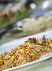 Chinesische Nudeln mit Hähnchenbrust