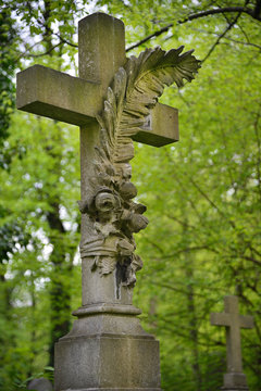 Alte Grabkreuze auf einem Friedhof