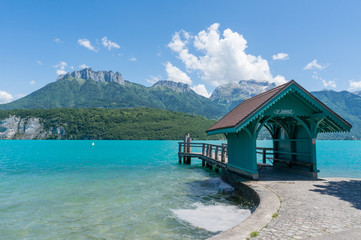 Waiting house for tourists to embark ships to Saint Joriz on Lac d'Annecy - obrazy, fototapety, plakaty
