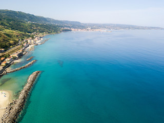 Vista aerea di un molo con rocce e scogli sul mare. Molo di Pizzo Calabro panoramica vista dall’alto. Estate mare e turismo sulle coste calabre del sud Italia. Calabria, Italia