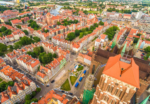 Fototapeta Gdańsk z lotu ptaka. Krajobraz z wieżą Bazyliki Mariackiej i starym miastem w dole.