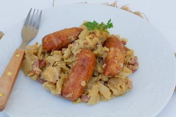 chou braisé et saucisses