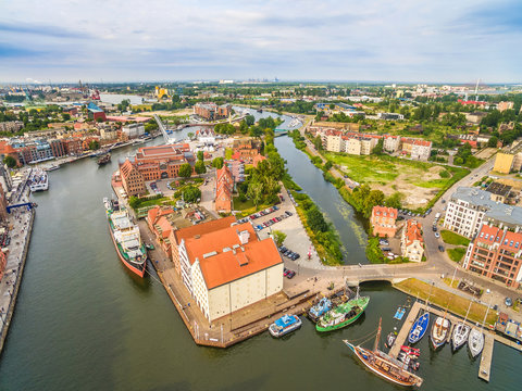 Fototapeta Gdańsk - Ołowianka z lotu ptaka. Krajobraz Gdańska z powietrza z rzeką Motławą.