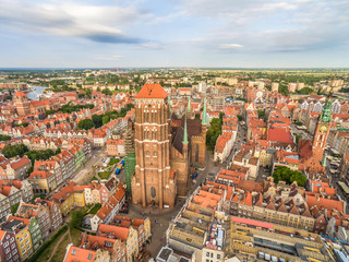Gdańsk - stare miasto z lotu ptaka. Krajobraz Gdańska z Bazylika Mariacką i horyzontem.  © art08