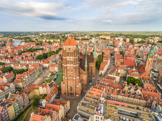 Gdańsk - stare miasto z lotu ptaka. Krajobraz Gdańska z Bazylika Mariacką i horyzontem. 