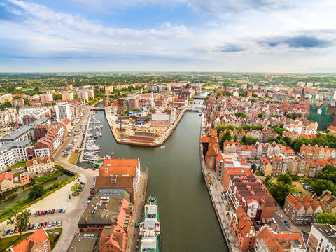 Fototapeta Gdańsk - stare miasto z lotu ptaka. Krajobraz Gdańska ze starą Motławą i wyspą Spichrzów.