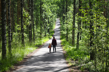 Obraz premium мама с ребёнком гуляет 