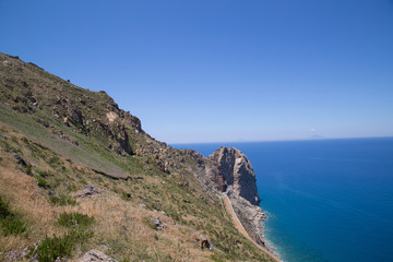 Fototapeta na wymiar Sentiero Naturalistico Calavà, fine primavera, all'orizzonte le isole Filicudi e Alicudi