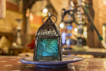 Lámpara árabe en una tetería © Merijar