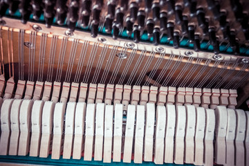 a look into the inside of a piano

