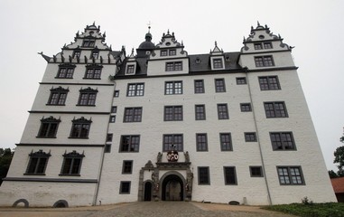 Schloss Wolfsburg, Nordfassade mit Schlossportal