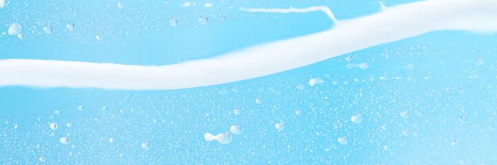 Panorama oder Banner mit Wassertropfen und Schaum auf Scheibe