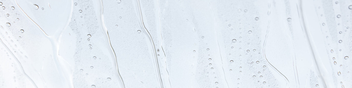 Fensterscheibe mit abperlendem Wasser als Hintergrund