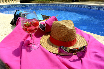 Let's go on the beach... o stay home in the swimming pool..