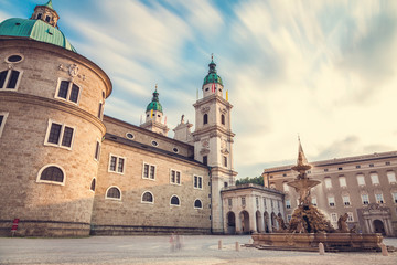 Fototapeta premium Cathedral Dom w Salzburgu w Austrii, długi czas ekspozycji