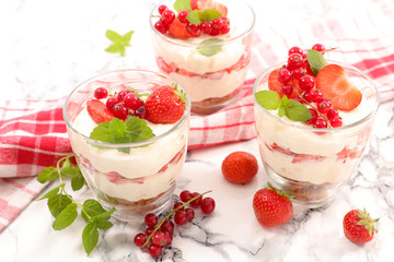 strawberry tiramisu or cheesecake