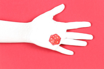 кубик красный нарисован на белой руке 