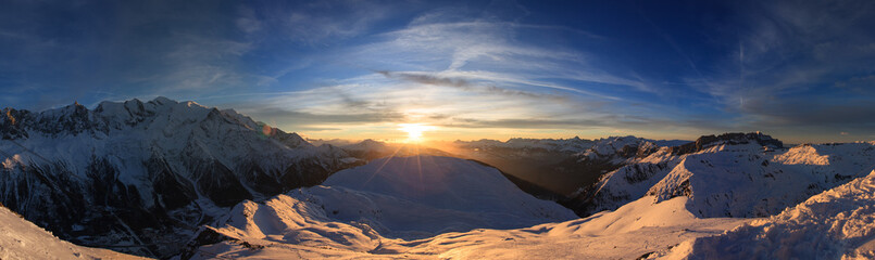 Fototapeta na wymiar Sunset on the Mont Blanc from Brévent