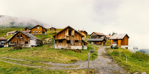 Idyllisches Schweizer Alpendorf Wannelen im Brunnital bei Unterschächen